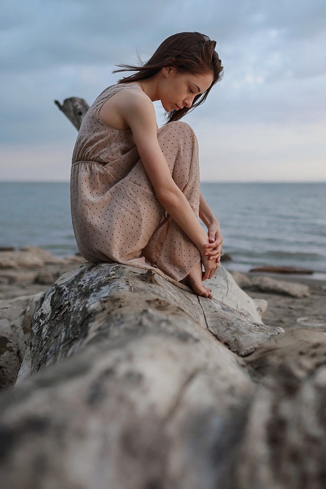 Обои камни, берег, девушка, море, платье, поза, stones, shore, girl, sea, dress, pose разрешение 2112x1188 Загрузить