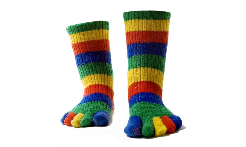 Обои цвета, полоски, разноцветные, ноги, пальцы, носки, тёплые, color, strips, colorful, feet, fingers, socks, warm разрешение 2560x1600 Загрузить