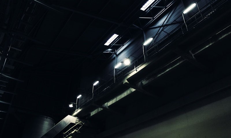 Обои лестница, фонарь, завод, склад, темнота, ladder, lantern, plant, warehouse, darkness разрешение 3000x2000 Загрузить