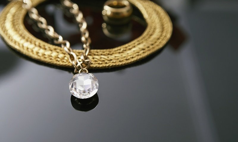 Обои золото, кулон, цепочка, бриллиант, gold, pendant, chain, diamond разрешение 1920x1200 Загрузить