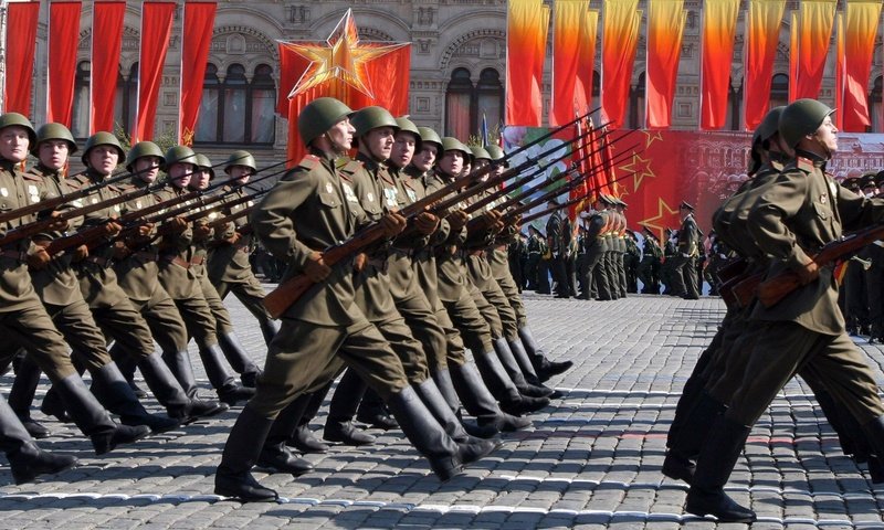 Обои оружие, солдаты, форма, флаги, 9 мая, парад, weapons, soldiers, form, flags, may 9, parade разрешение 3000x1292 Загрузить