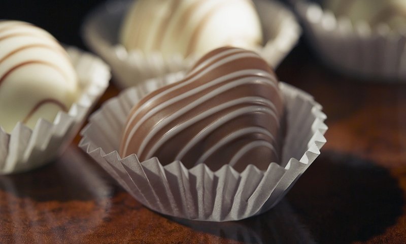 Обои конфеты, белый, шоколад, темный, сладость, десерт, вкусно, шоколадные конфеты, candy, white, chocolate, dark, the sweetness, dessert, delicious, chocolates разрешение 1920x1200 Загрузить