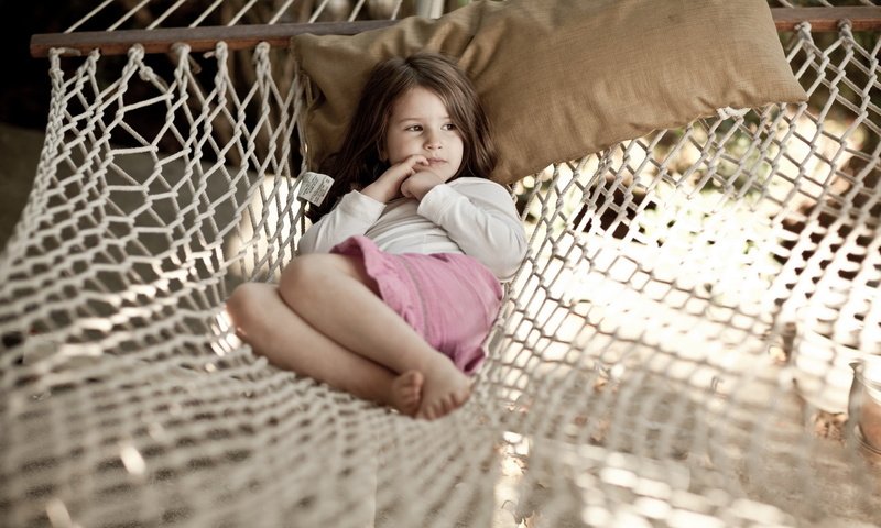 Обои настроение, дети, девочка, ребенок, гамак, devochka, gamak, zadumalas, mood, children, girl, child, hammock разрешение 1920x1200 Загрузить