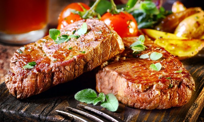 Обои зелень, мясо, помидоры, бифштексы, бифштекс, greens, meat, tomatoes, steaks, steak разрешение 2560x1600 Загрузить