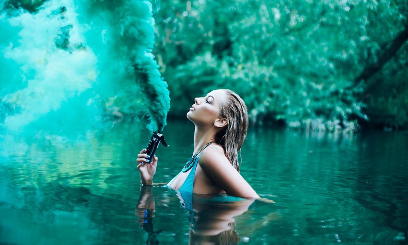 Обои вода, река, девушка, дым, water, river, girl, smoke разрешение 2048x1365 Загрузить