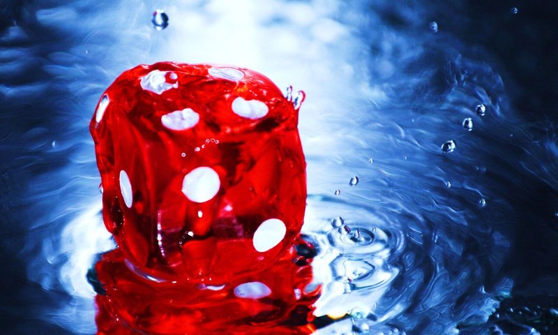 Обои вода, капли, игра, куб, кости, кубик, игральная кость, water, drops, the game, cube, bones разрешение 2560x1600 Загрузить