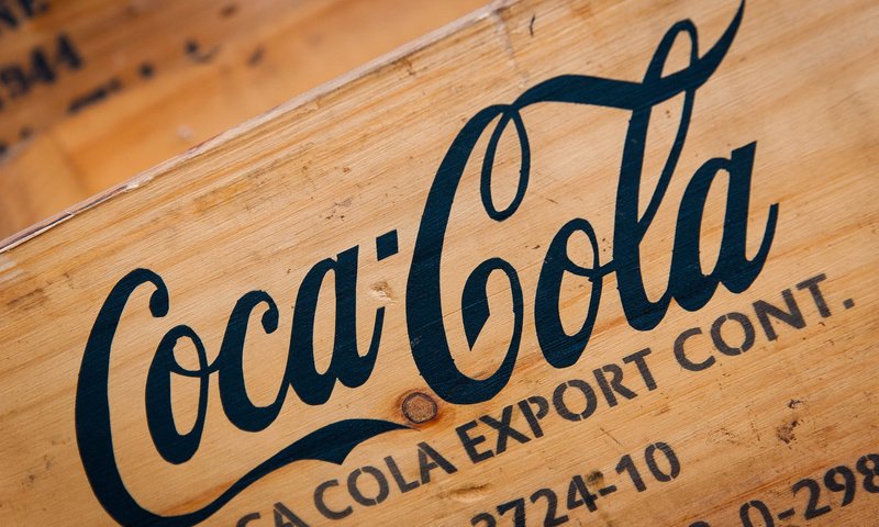 Обои дерево, напиток, логотип, кока-кола, tree, drink, logo, coca-cola разрешение 2048x1365 Загрузить