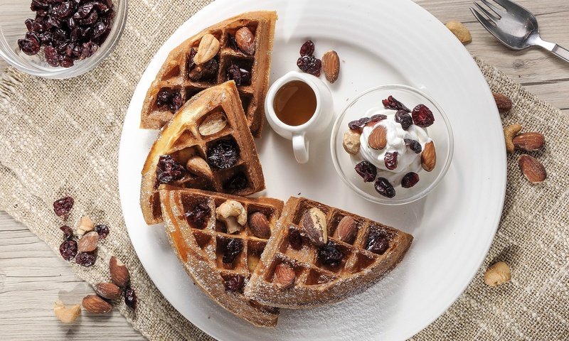 Обои орехи, шоколад, десерт, вафли, изюм, венские вафли, nuts, chocolate, dessert, waffles, raisins, viennese waffles разрешение 2048x1380 Загрузить