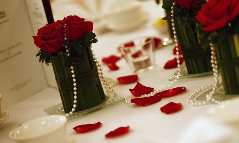 Обои украшения, розы, бусы, жемчуг, декор, decoration, roses, beads, pearl, decor разрешение 1920x1080 Загрузить