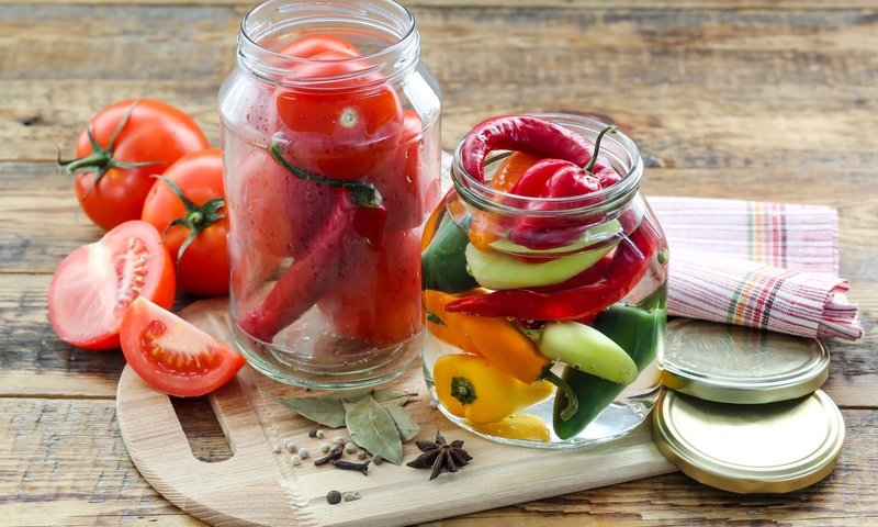 Обои овощи, помидоры, банки, перец, vegetables, tomatoes, banks, pepper разрешение 1920x1280 Загрузить