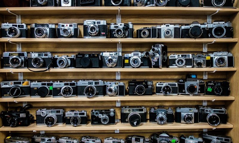 Обои фотоаппарат, много, коллекция, полки, фотоаппараты, the camera, a lot, collection, shelves, cameras разрешение 2048x1365 Загрузить