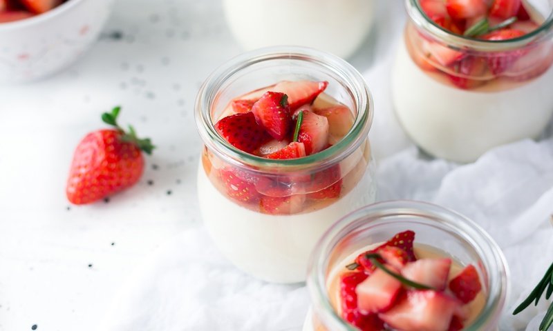 Обои клубника, ягоды, сладкое, десерт, баночки, панна котта, strawberry, berries, sweet, dessert, jars, panna cotta разрешение 3648x2160 Загрузить