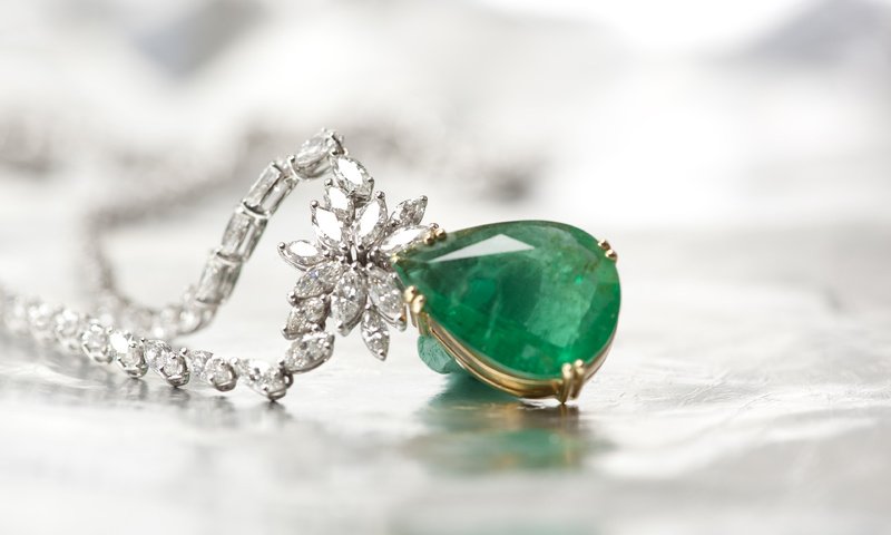 Обои украшения, ожерелье, бриллиант, изумруд, ювелирные изделия, драгоценный камень, decoration, necklace, diamond, emerald, jewelry, gemstone разрешение 3840x2400 Загрузить