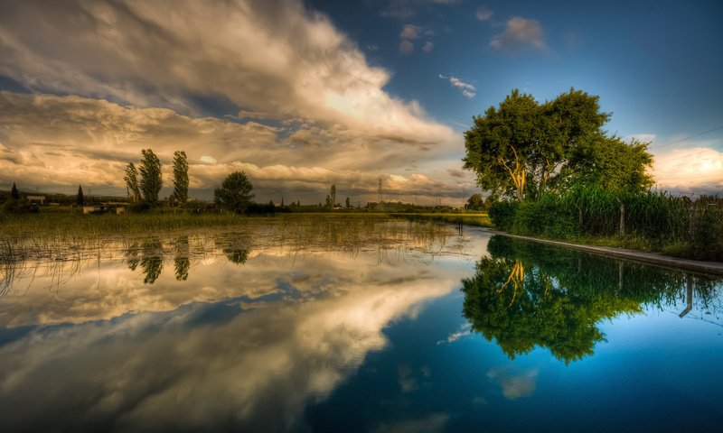 Обои небо, трава, облака, деревья, вода, река, отражение, the sky, grass, clouds, trees, water, river, reflection разрешение 2048x1363 Загрузить