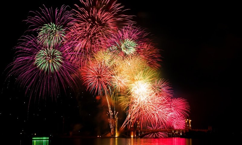 Обои ночь, салют, город, праздник, фейерверк, night, salute, the city, holiday, fireworks разрешение 3600x2400 Загрузить