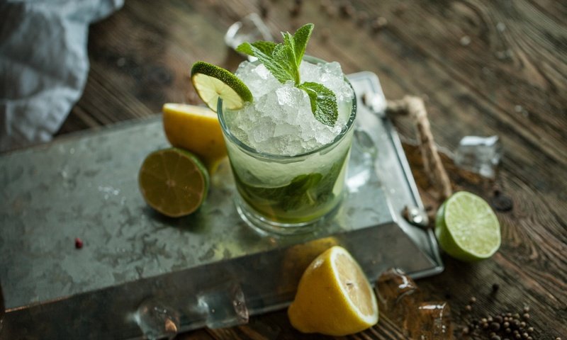 Обои мята, напиток, лёд, лимон, лайм, цитрус, стакан, мохито, mint, drink, ice, lemon, lime, citrus, glass, mojito разрешение 2048x1340 Загрузить