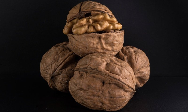 Обои орехи, макро, фон, ядро, черный фон, скорлупа, грецкие орехи, nuts, macro, background, -, black background, shell, walnuts разрешение 2048x1258 Загрузить