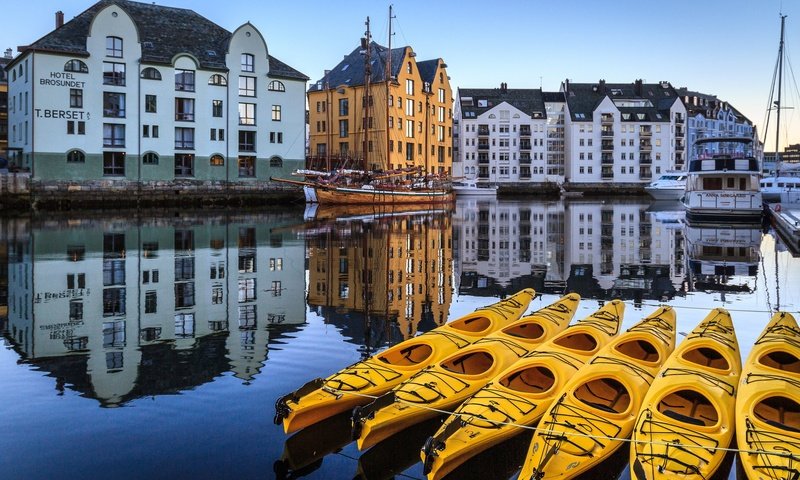Обои отражение, лодки, здания, норвегия, олесунн, reflection, boats, building, norway, alesund разрешение 2048x1365 Загрузить