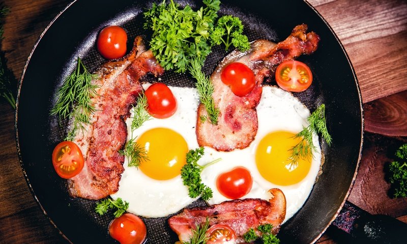 Обои зелень, яйца, помидоры, яичница, бекон, greens, eggs, tomatoes, scrambled eggs, bacon разрешение 2800x1866 Загрузить