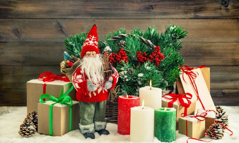 Обои свечи, новый год, подарки, дед мороз, рождество, шишки, candles, new year, gifts, santa claus, christmas, bumps разрешение 2880x1800 Загрузить
