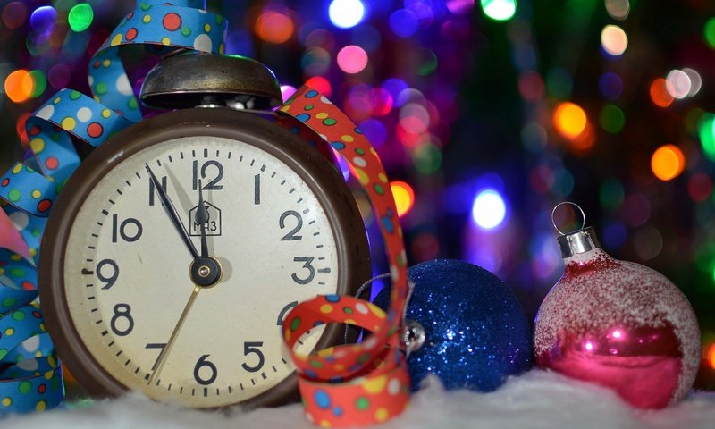 Обои снег, новый год, шары, часы, блики, лента, праздник, декор, snow, new year, balls, watch, glare, tape, holiday, decor разрешение 3840x2160 Загрузить
