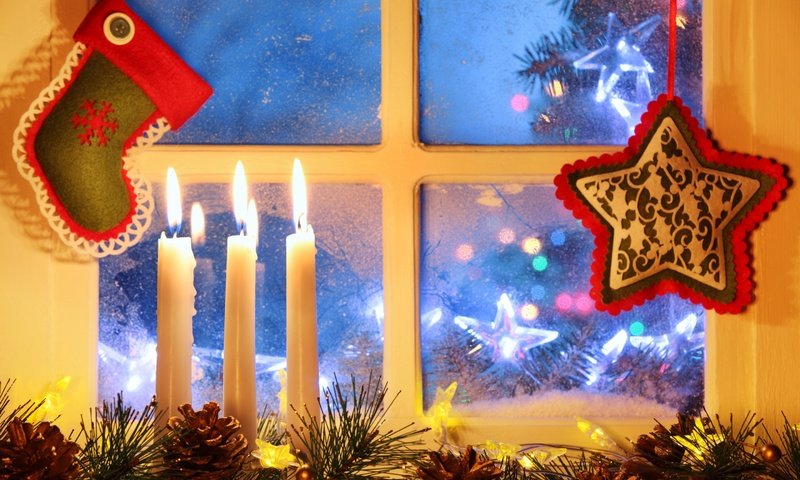 Обои свечи, новый год, окно, рождество, шишки, candles, new year, window, christmas, bumps разрешение 2880x1800 Загрузить