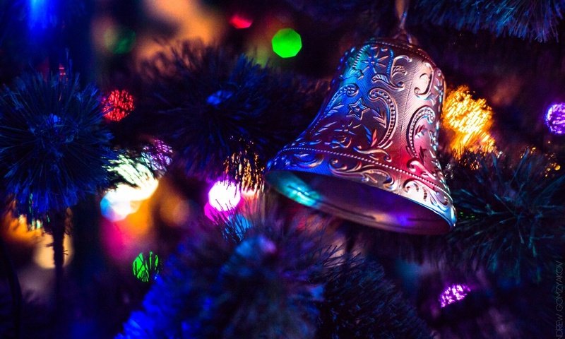 Обои новый год, елка, рождество, елочные украшения, колокольчик, new year, tree, christmas, christmas decorations, bell разрешение 1920x1280 Загрузить