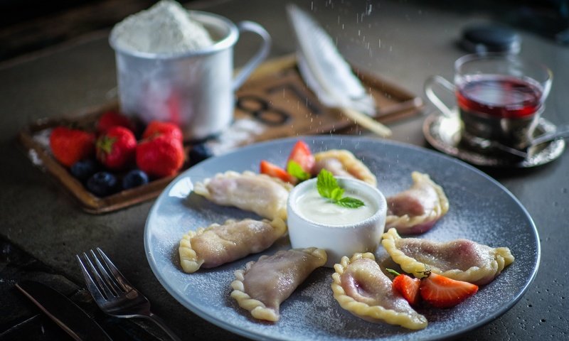 Обои клубника, ягоды, черника, чай, сметана, мука, вареники, strawberry, berries, blueberries, tea, sour cream, flour, dumplings разрешение 2100x1432 Загрузить