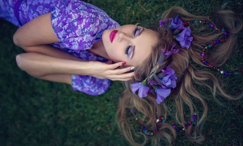 Обои фиолетовое платье, цветы, трава, девушка, модель, волосы, лицо, макияж, лежа, purple dress, flowers, grass, girl, model, hair, face, makeup, lying разрешение 1920x1200 Загрузить