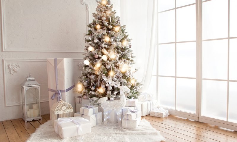 Обои новый год, белая, елка, xmas, дезайн, украшения, счастливого рождества, интерьер, новогодняя елка, подарки, дома, игрушки, рождество, new year, white, tree, design, decoration, merry christmas, interior, christmas tree, gifts, home, toys, christmas разрешение 2112x1188 Загрузить