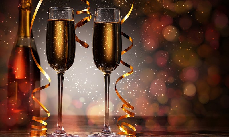 Обои новый год, пузырьки воздуха, искорки, блеск стекла, бутылка, золотой серпантин, бокалы, праздник, шампанское, боке, блики света, new year, air bubbles, sparks, sparkle glass, bottle, golden serpentine, glasses, holiday, champagne, bokeh, reflections of light разрешение 2112x1188 Загрузить