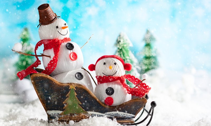 Обои снег, новый год, елки, праздник, рождество, снеговики, санки, snow, new year, tree, holiday, christmas, snowmen, sled разрешение 5396x3737 Загрузить
