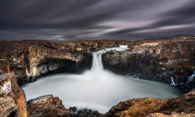 Обои небо, скалы, камни, водопад, исландия, пасмурно, the sky, rocks, stones, waterfall, iceland, overcast разрешение 2000x1334 Загрузить