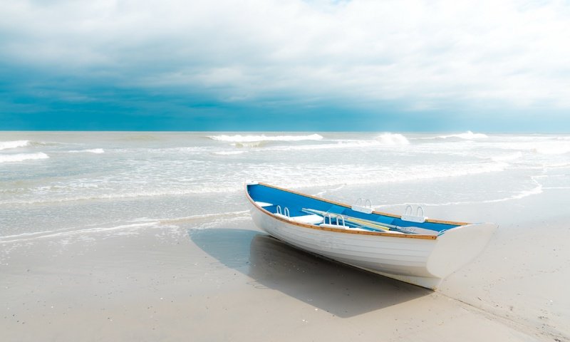 Обои небо, берег, море, песок, пляж, горизонт, лодка, the sky, shore, sea, sand, beach, horizon, boat разрешение 3840x2160 Загрузить