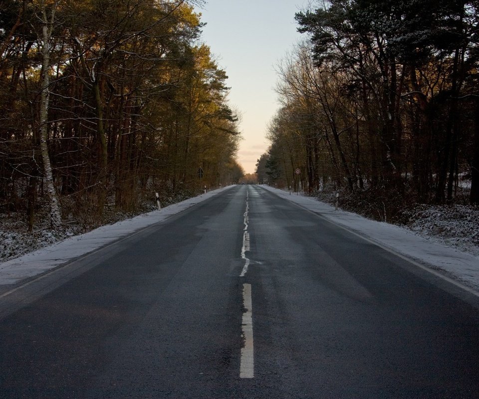 Обои дорога, лес, зима, разметка, знак, road, forest, winter, markup, sign разрешение 1920x1200 Загрузить