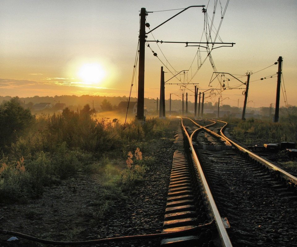 Обои солнце, железная дорога, провода, туман, дома, пути, the sun, railroad, wire, fog, home, the way разрешение 3072x2282 Загрузить