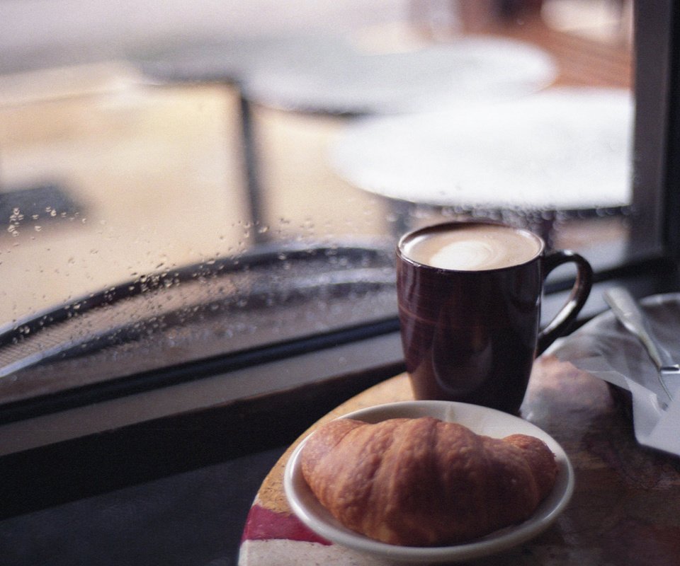 Обои кофе, дождь, капучино, круасан, coffee, rain, cappuccino, croissant разрешение 1920x1200 Загрузить