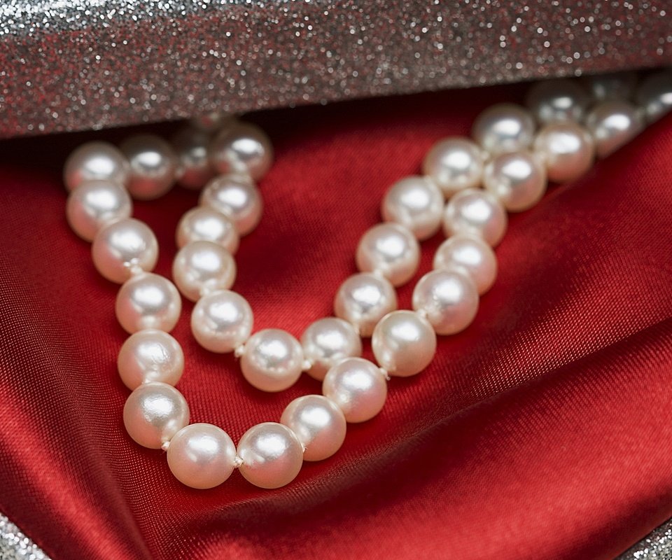 Обои красный, шелк, украшение, ожерелье, жемчуг, red, silk, decoration, necklace, pearl разрешение 1920x1200 Загрузить