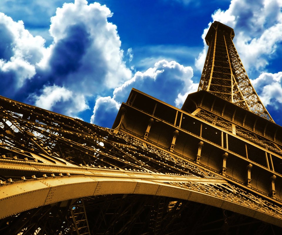 Обои небо, облака, париж, эйфелева башня, перспектива, the sky, clouds, paris, eiffel tower, perspective разрешение 1920x1200 Загрузить