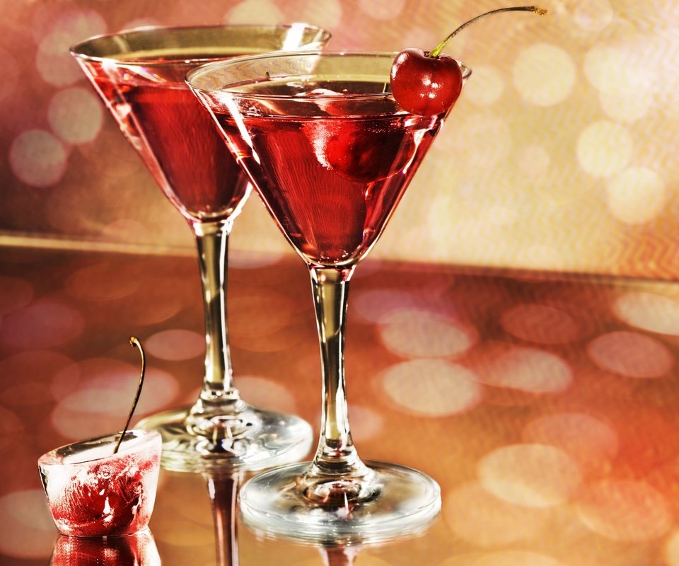 Обои лёд, вишня, напитки, бокалы, праздник, мартини, коктейль с вишенкой, ice, cherry, drinks, glasses, holiday, martini, a cocktail with a cherry разрешение 2560x1707 Загрузить