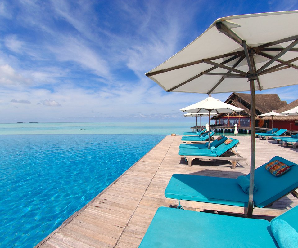 Обои курорт, лежаки, тропики, мальдивы, resort, sunbeds, tropics, the maldives разрешение 2835x1625 Загрузить