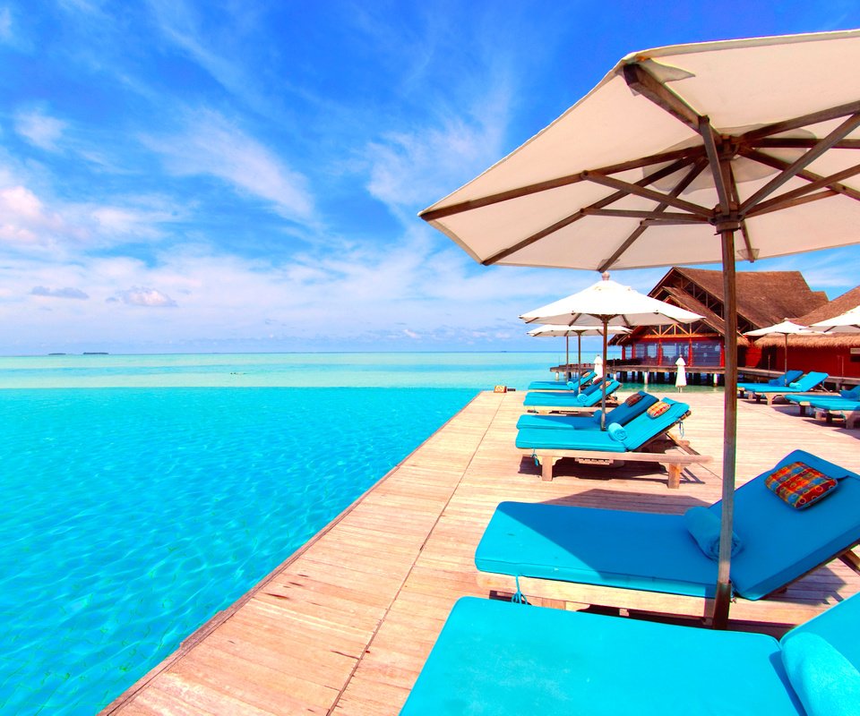 Обои море, курорт, лежаки, тропики, мальдивы, sea, resort, sunbeds, tropics, the maldives разрешение 2835x1625 Загрузить