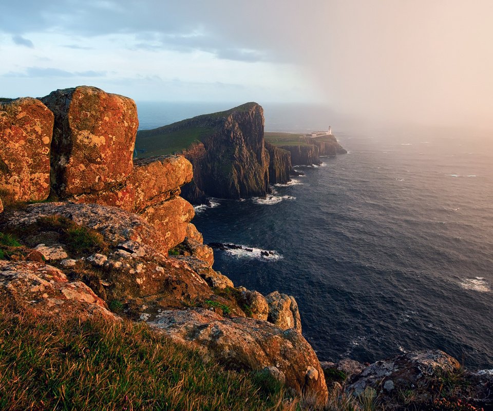 Обои свет, скалы, море, маяк, шотландия, британия, на краю, light, rocks, sea, lighthouse, scotland, britain, on the edge разрешение 1920x1200 Загрузить
