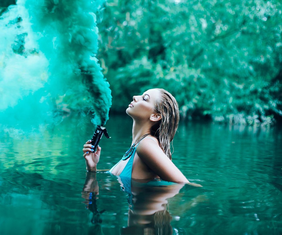 Обои вода, река, девушка, дым, water, river, girl, smoke разрешение 2048x1365 Загрузить