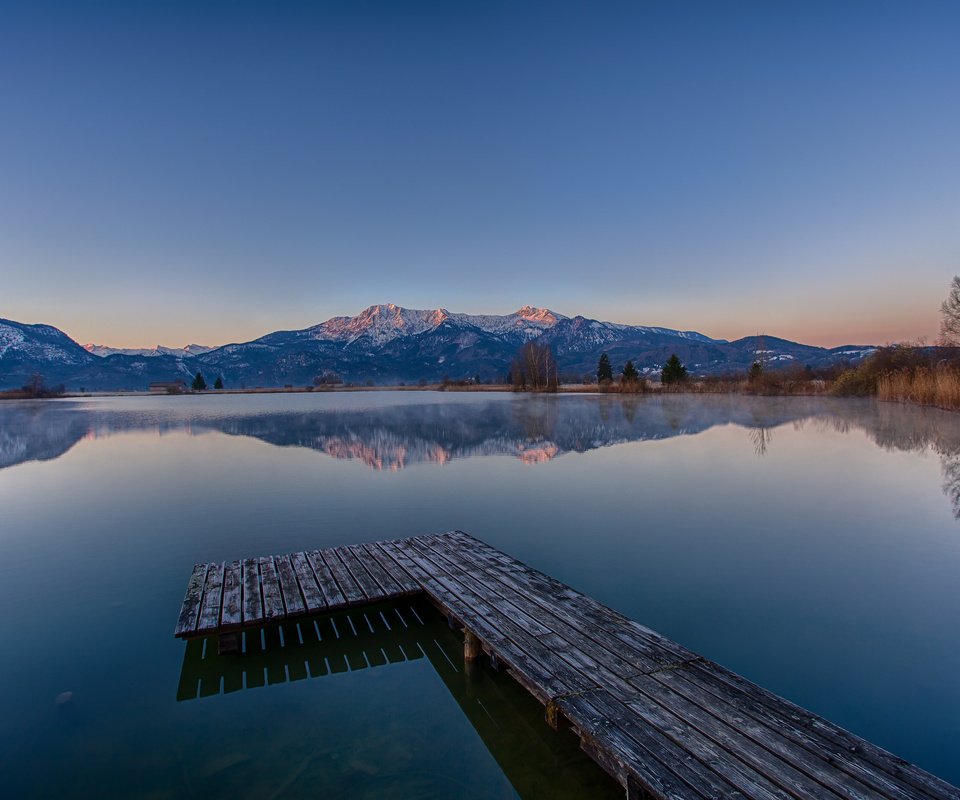 Обои озеро, горы, отражение, причал, lake, mountains, reflection, pier разрешение 2048x1365 Загрузить