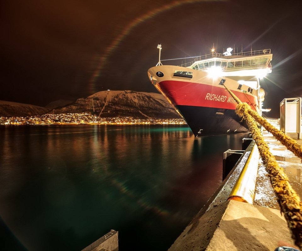 Обои ночь, корабль, город, пристань, night, ship, the city, marina разрешение 1920x1280 Загрузить