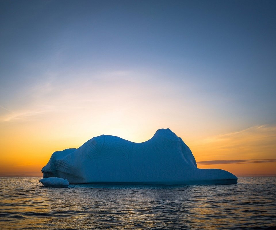 Обои небо, облака, солнце, закат, море, айсберг, the sky, clouds, the sun, sunset, sea, iceberg разрешение 2048x1365 Загрузить