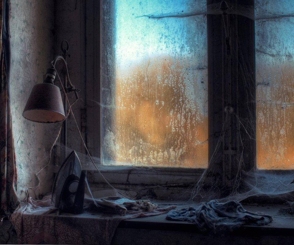Обои лампа, окно, паутина, заброшеный, подоконник, утюг, тряпки, lamp, window, web, abandoned, sill, iron разрешение 2048x1365 Загрузить