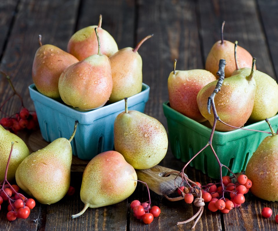 Обои фрукты, осень, ягоды, посуда, груши, fruit, autumn, berries, dishes, pear разрешение 2000x1331 Загрузить