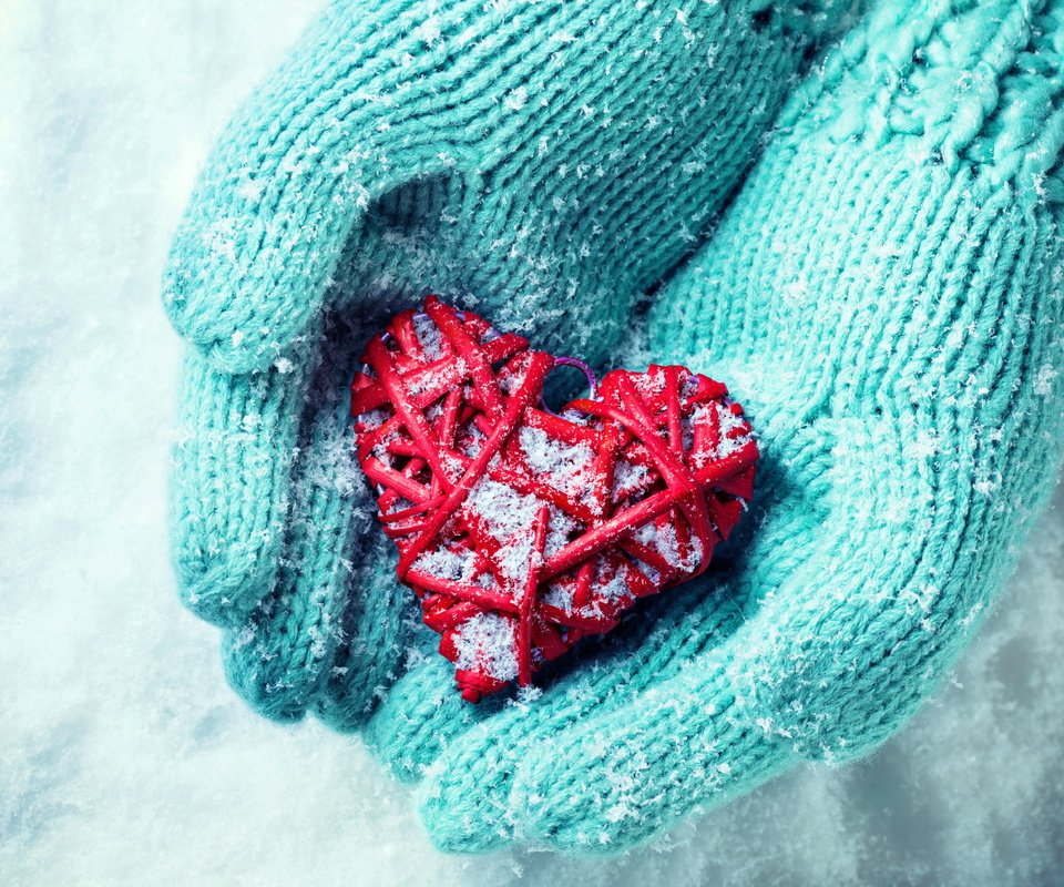 Обои снег, зима, сердце, любовь, руки, перчатки, snow, winter, heart, love, hands, gloves разрешение 5000x4450 Загрузить